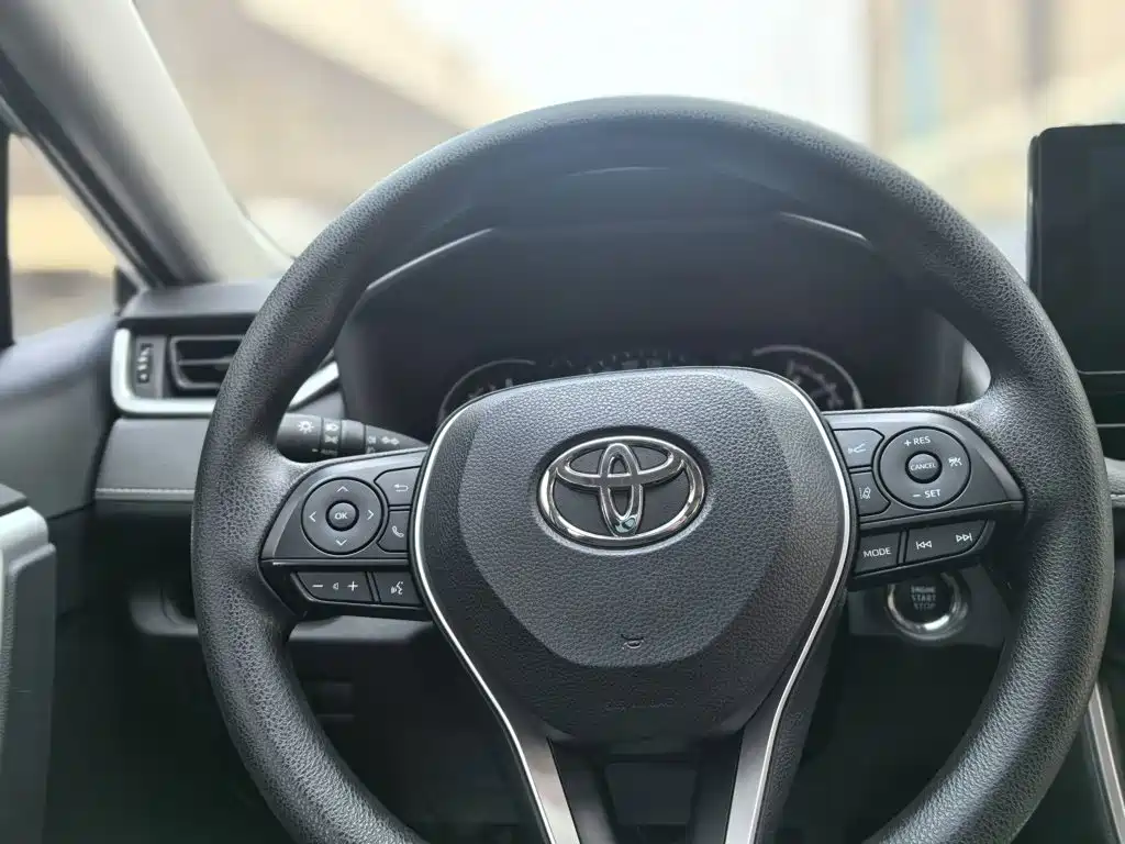Toyota RAV4 2023 — фото 19