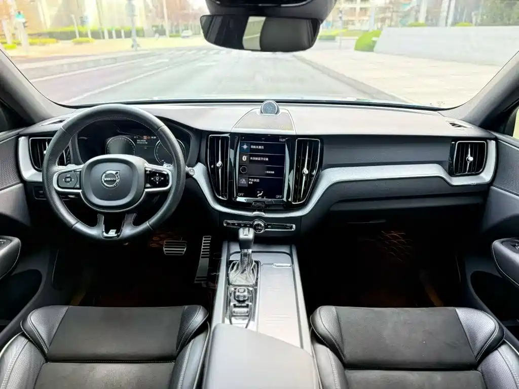 Volvo XC60 2018 — фото 16