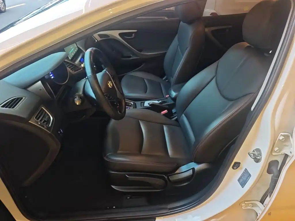 Hyundai Elantra 2016 — фото 15