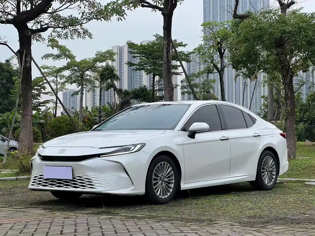 Toyota Camry 2024 — фото 1