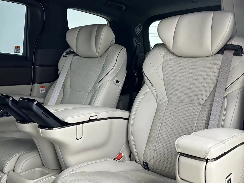 Toyota Alphard — фото 8
