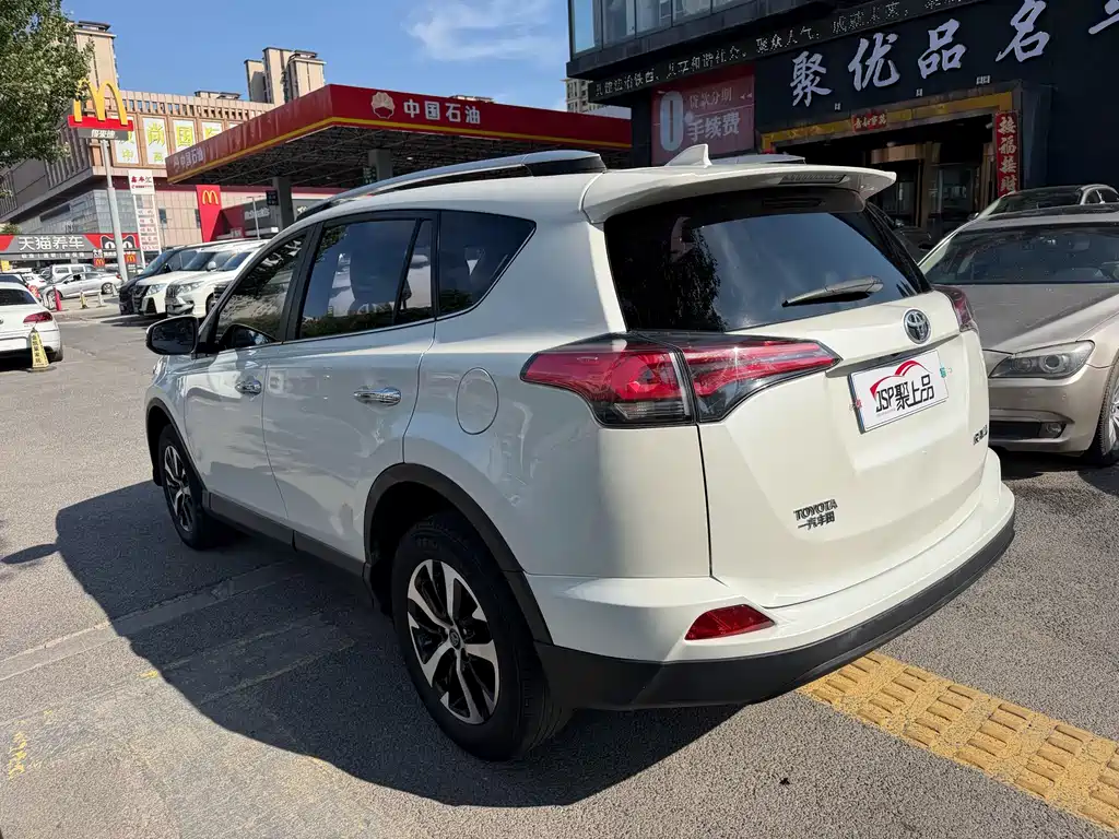 Toyota RAV4 2017 — фото 14