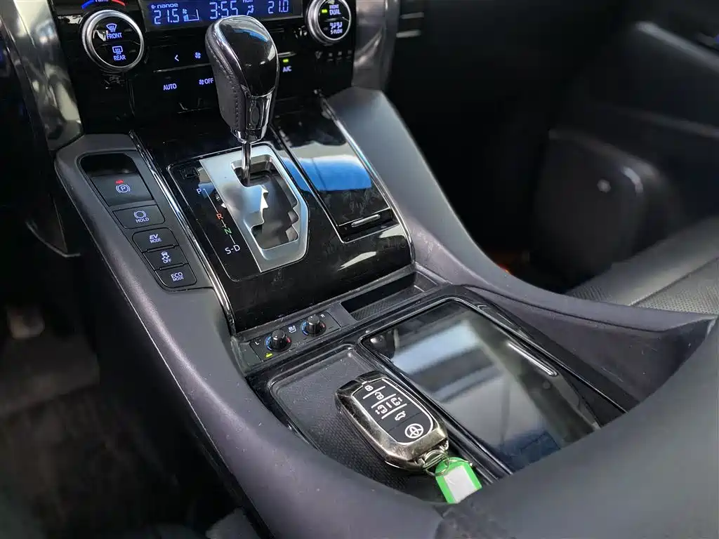 Toyota Vellfire 2023 — фото 10
