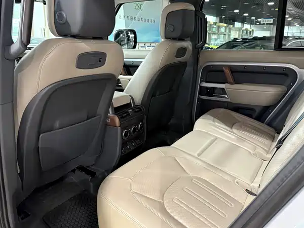 Land Rover Defender 2021