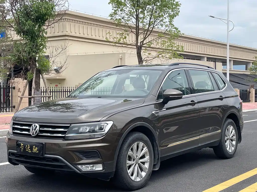 Volkswagen Tiguan L 2018 — фото 1