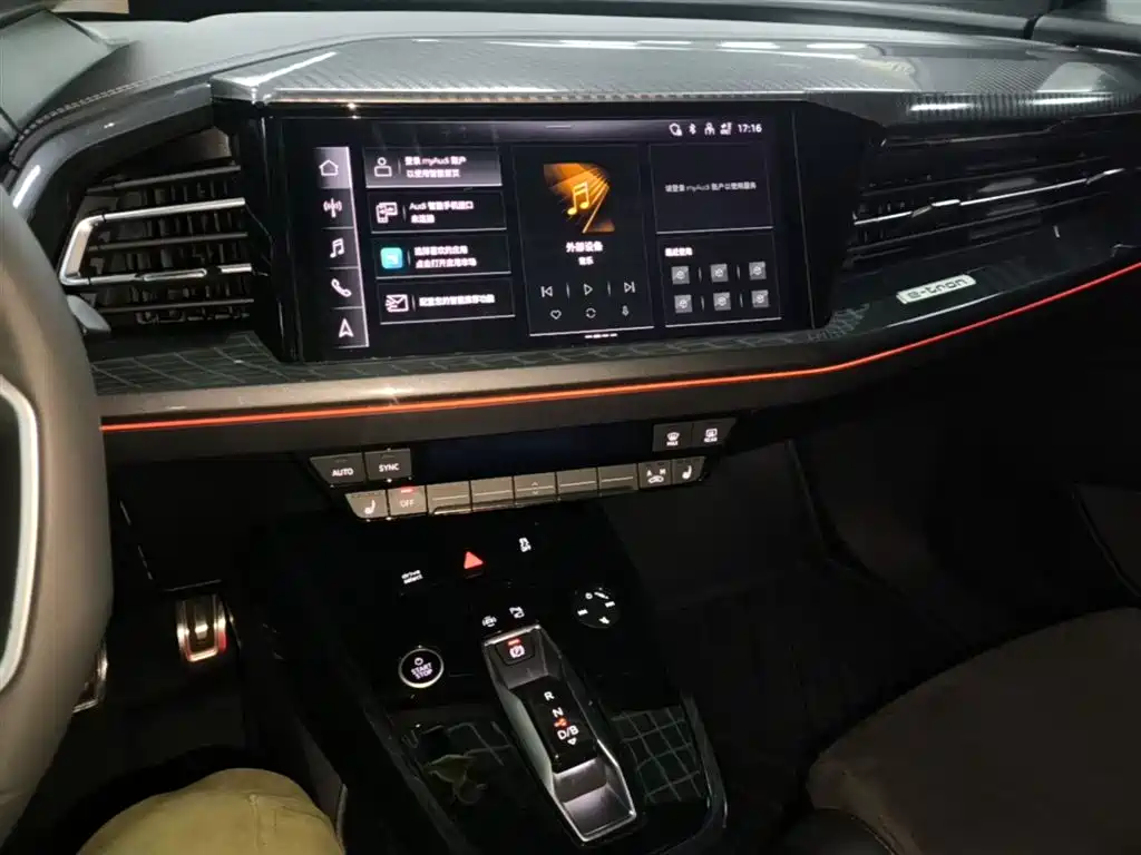 Audi Q4 e-tron 2023 — фото 13