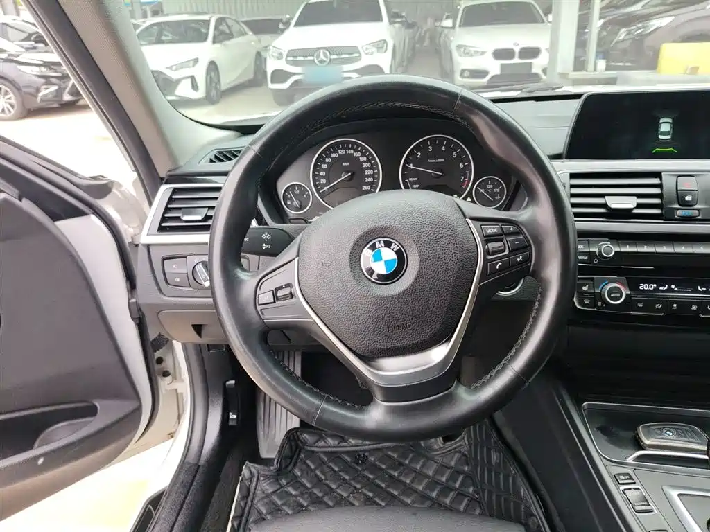 BMW 3 Series 2018 — фото 11
