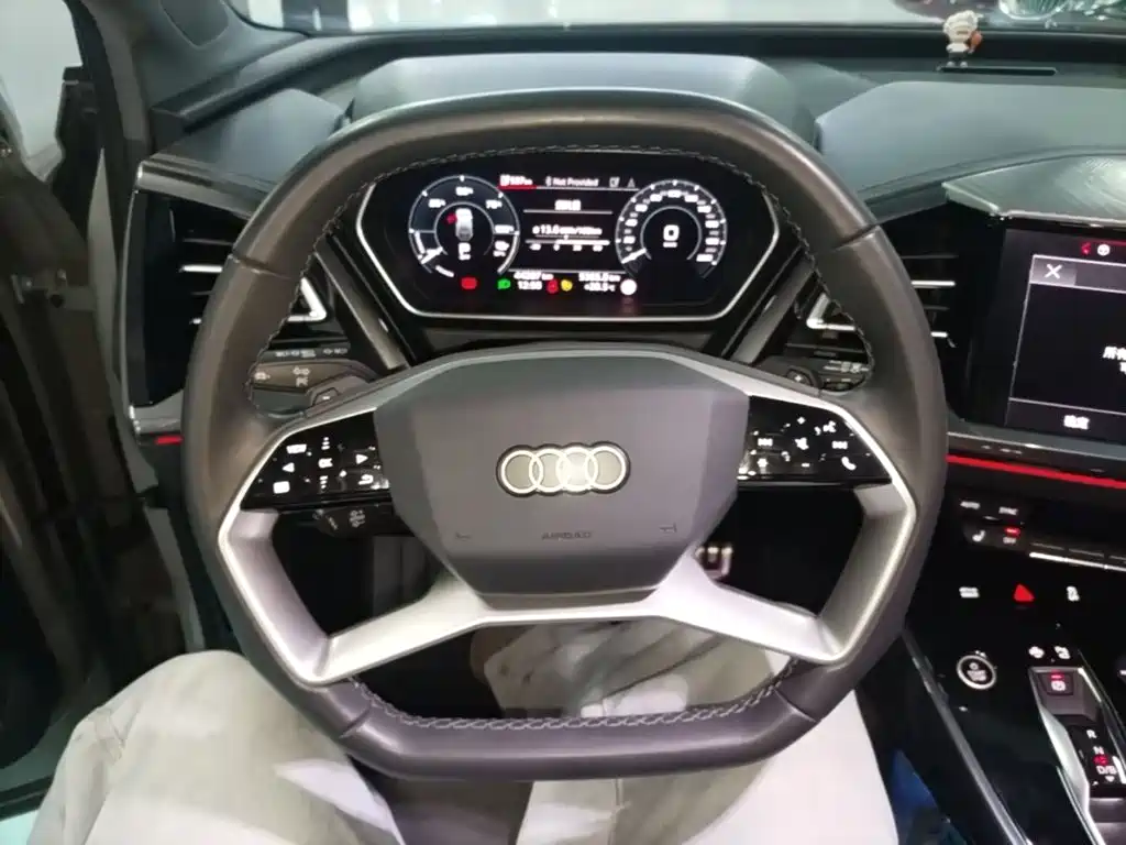 Audi Q4 e-tron 2023 — фото 11