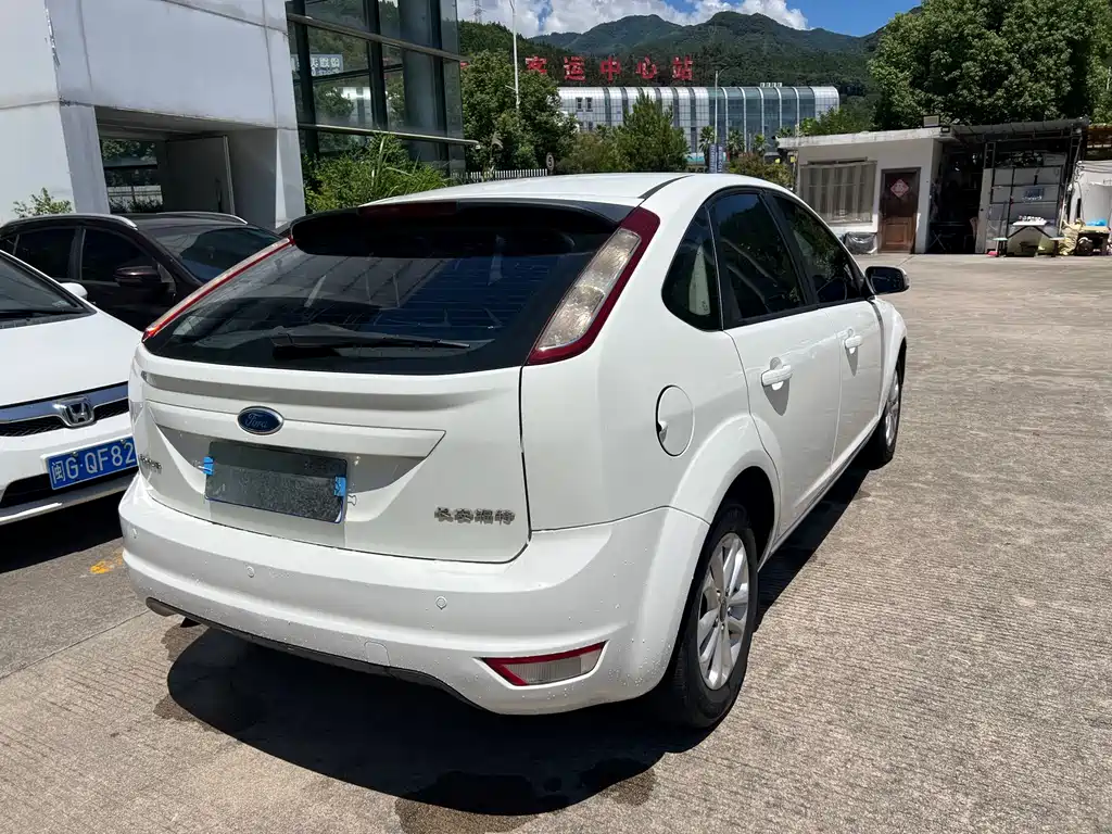 Ford Focus 2014 — фото 10