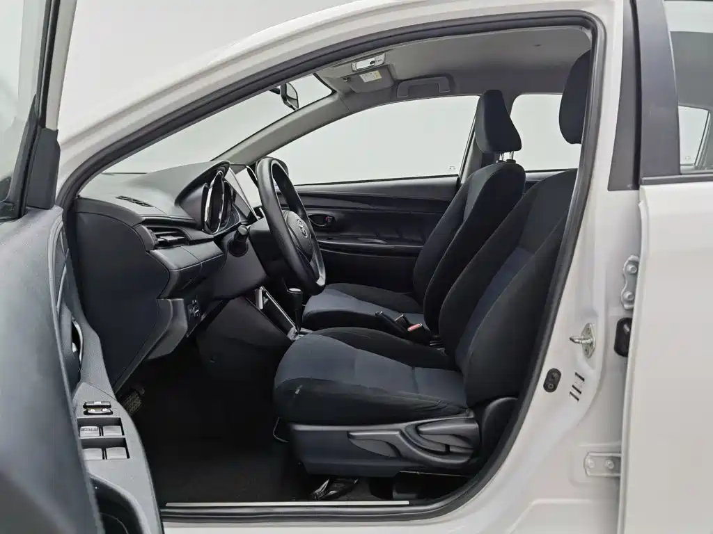 Toyota Yaris L 2019 — фото 10