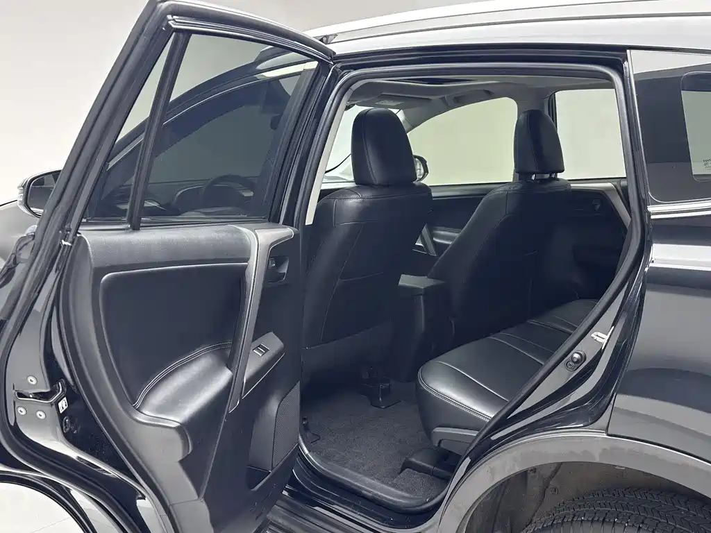 Toyota RAV4 2019 — фото 16