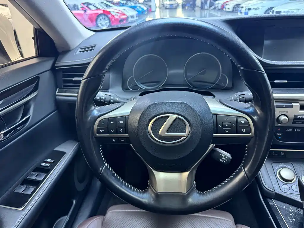 Lexus ES 2018 — фото 11