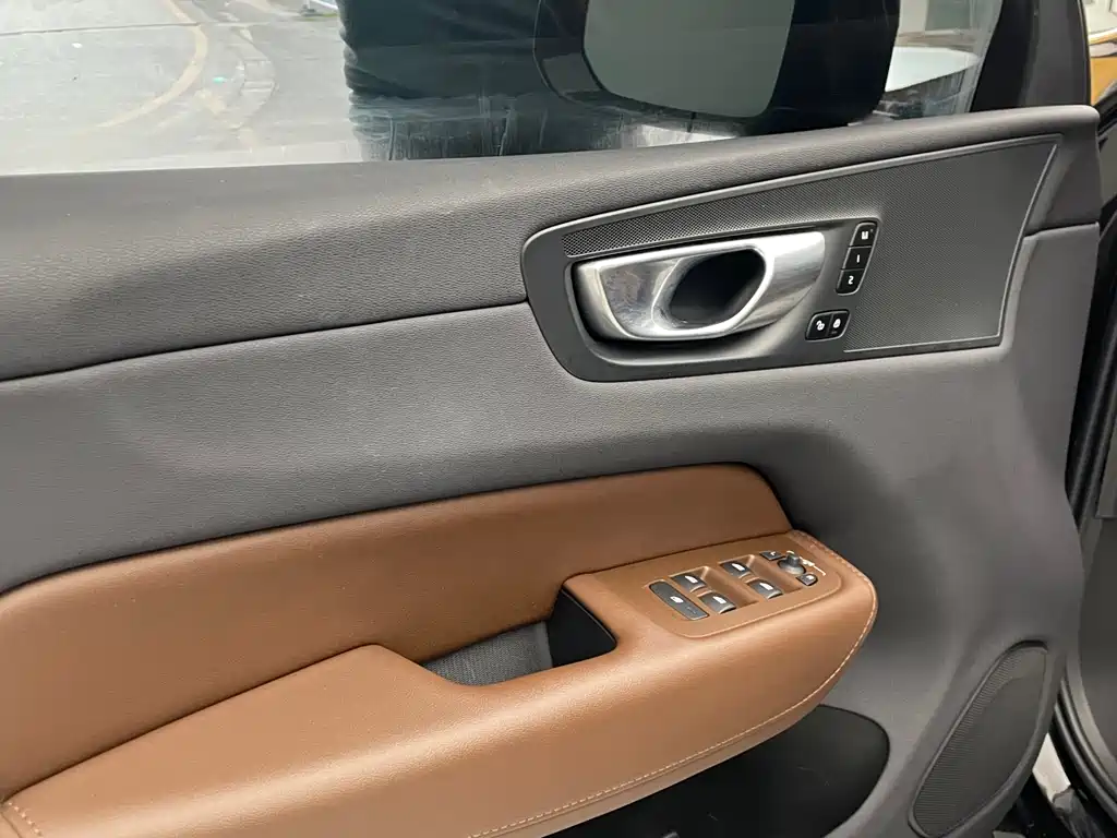 Volvo XC60 2023 — фото 18