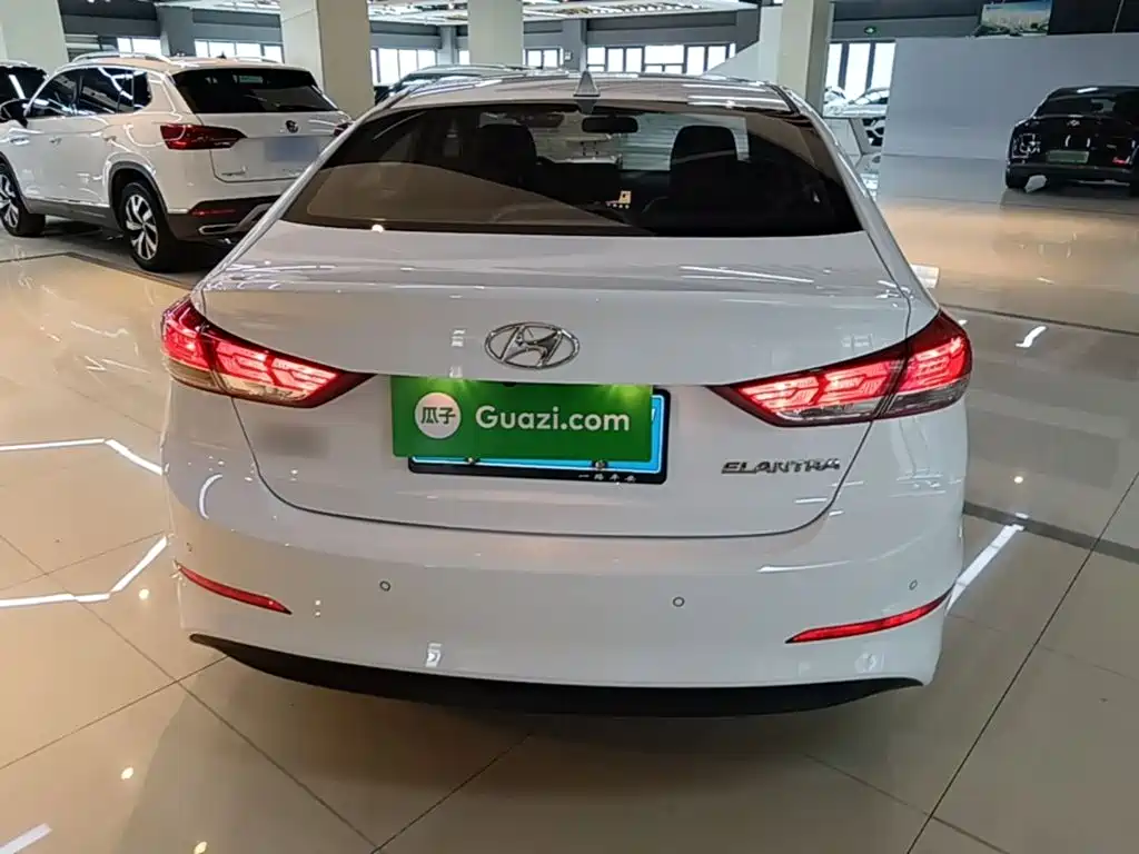 Hyundai Elantra 2019 — фото 6