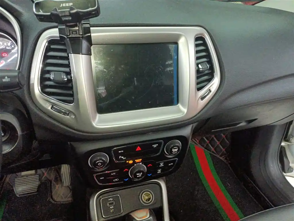Jeep Compass 2018 — фото 13