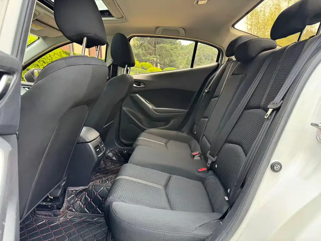 Mazda 3 Axela 2018 — фото 15