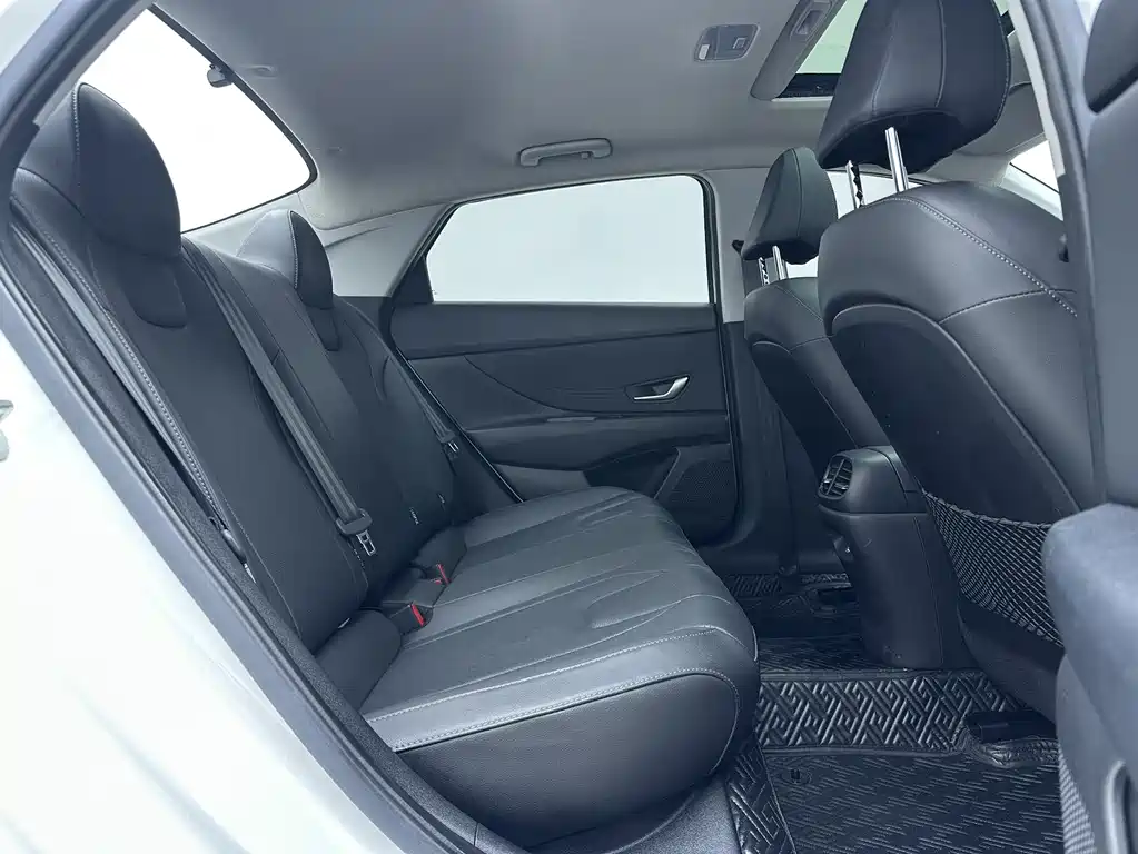 Hyundai Elantra 2023 — фото 10