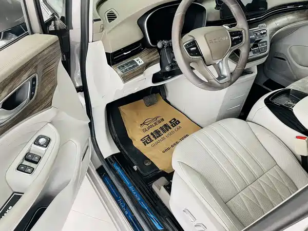 Roewe iMAX8 2024