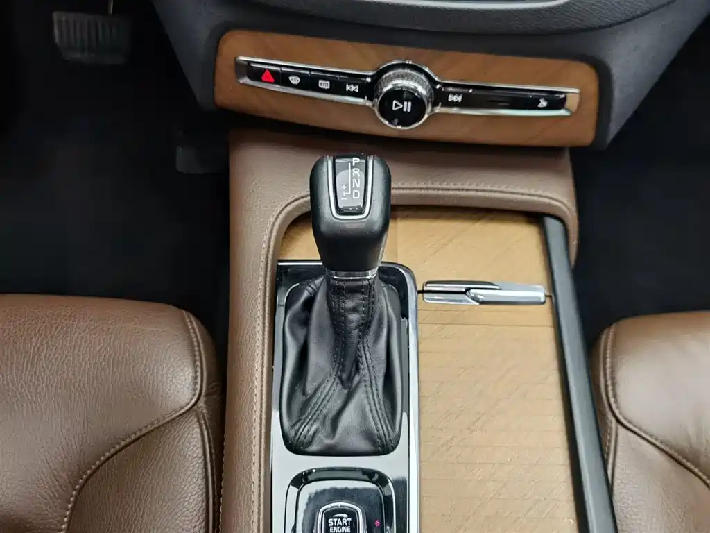 Volvo XC90 2020 — фото 13