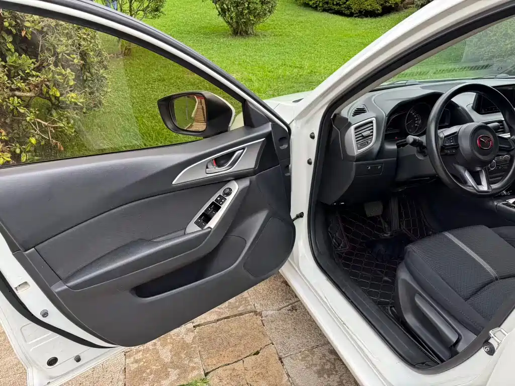 Mazda 3 Axela 2018 — фото 12