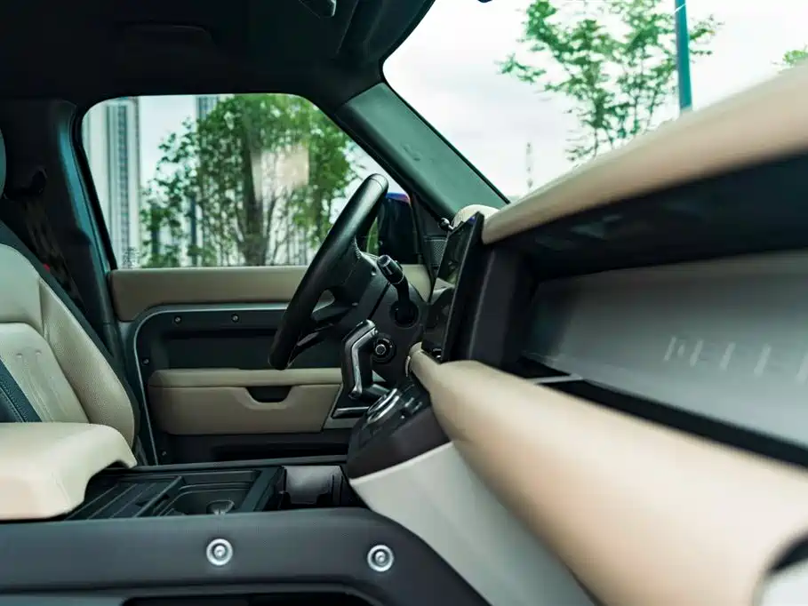 Land Rover Defender 2022 — фото 15
