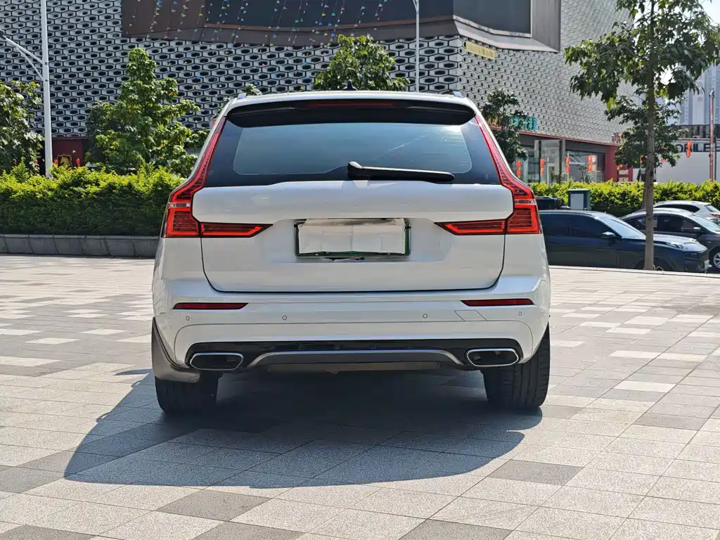 Volvo XC60 Plug-In Hybrid 2021 — фото 3