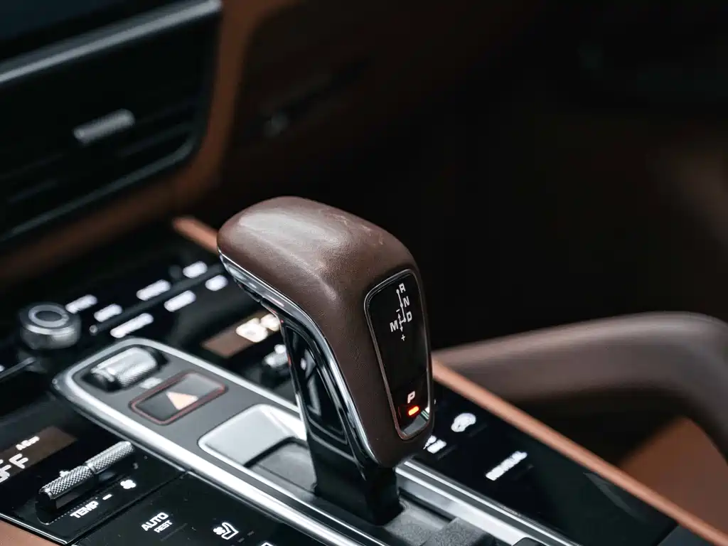 Porsche Cayenne Hybrid 2023 — фото 16