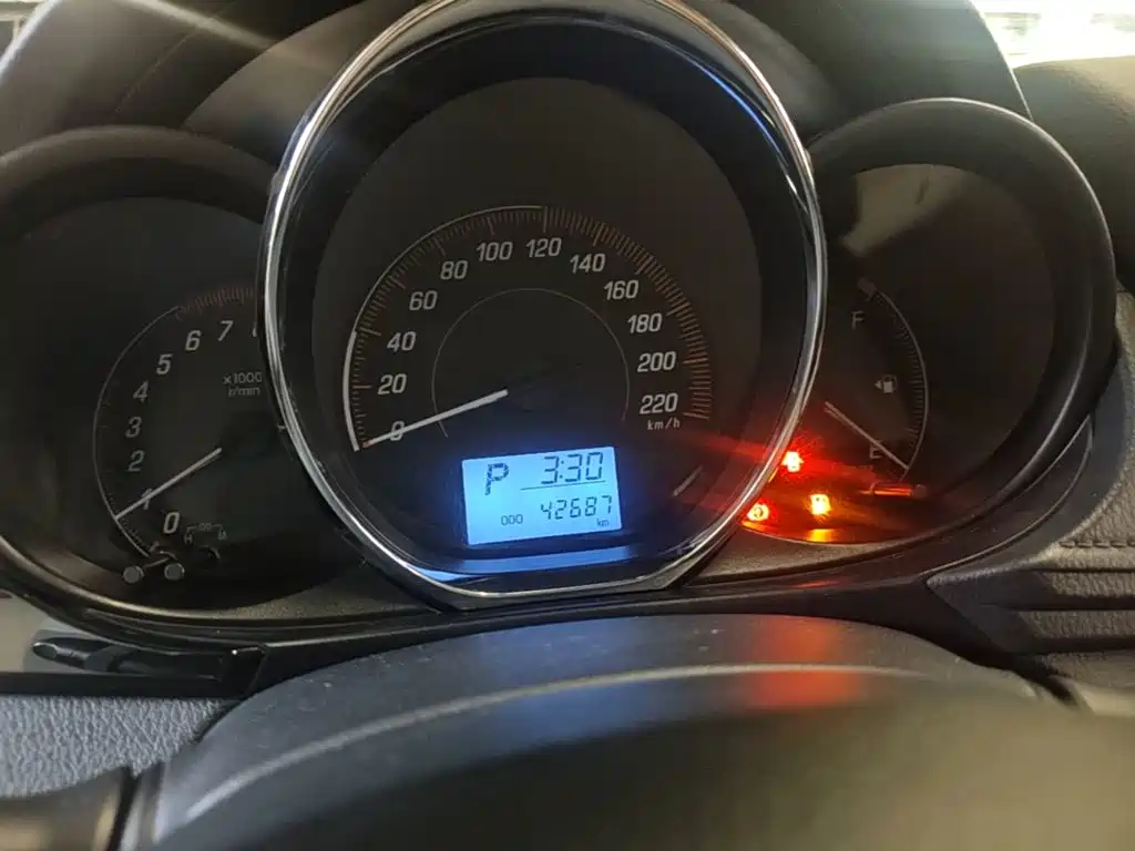 Toyota Yaris L 2020 — фото 12