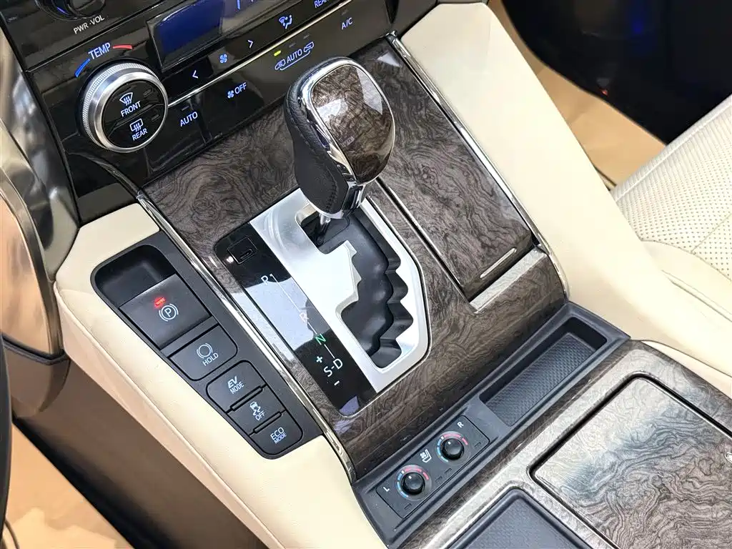 Toyota Vellfire 2022 — фото 12