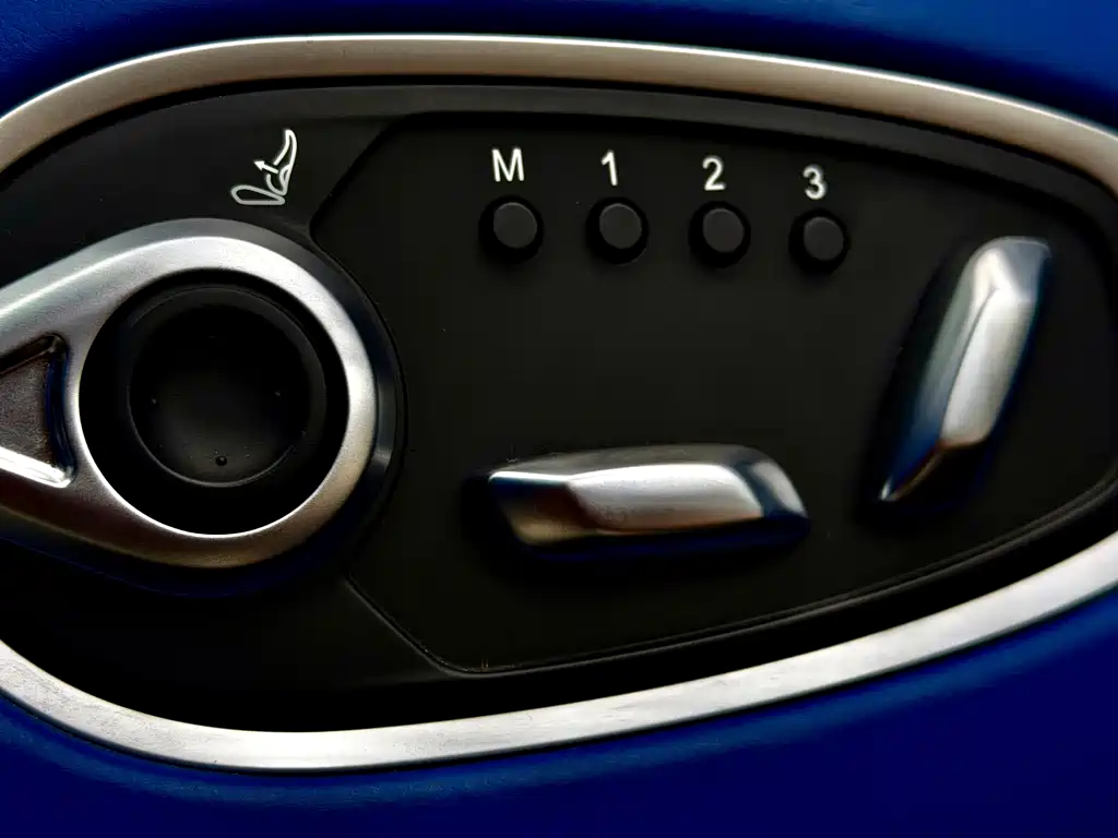 Aston Martin DBX 2021 — фото 13