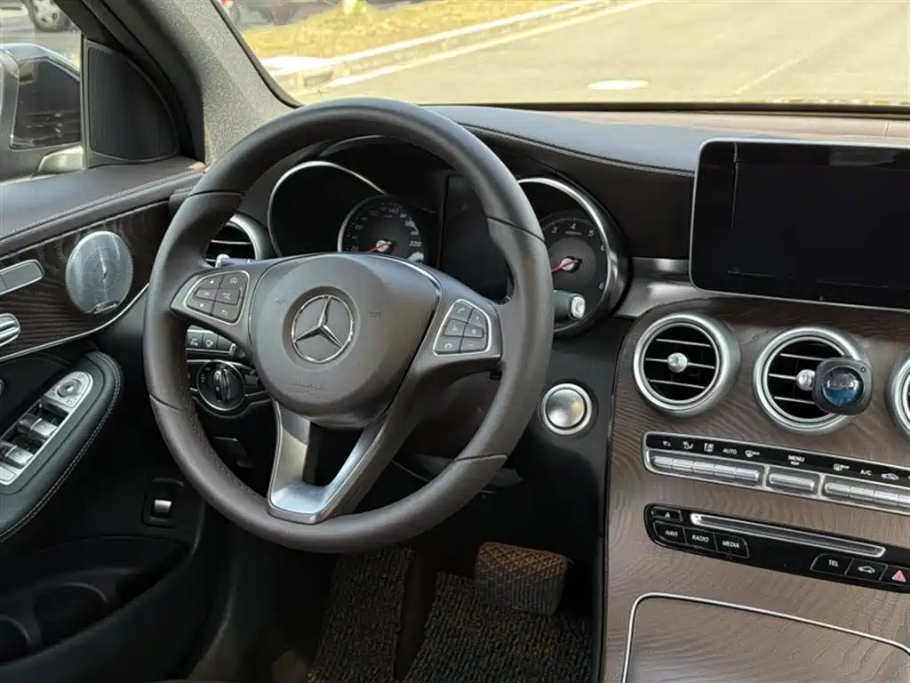 Mercedes-Benz GLC 2018 — фото 15