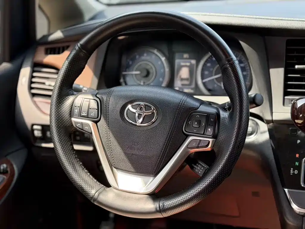 Toyota Sienna 2019 — фото 10