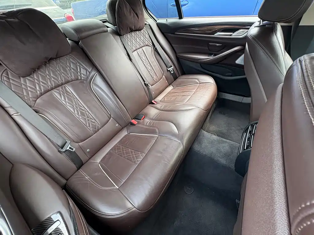 BMW 5 Series 2019 — фото 12