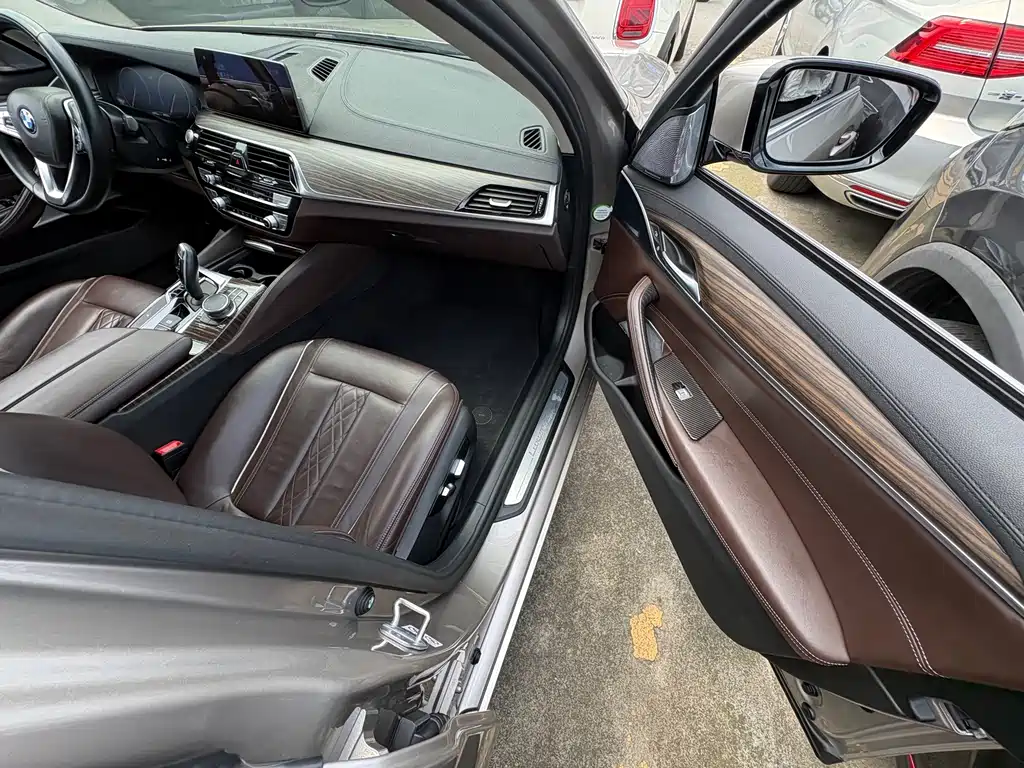 BMW 5 Series 2019 — фото 11