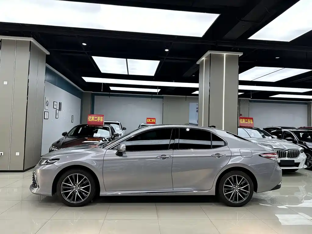 Toyota Camry 2024 — фото 3