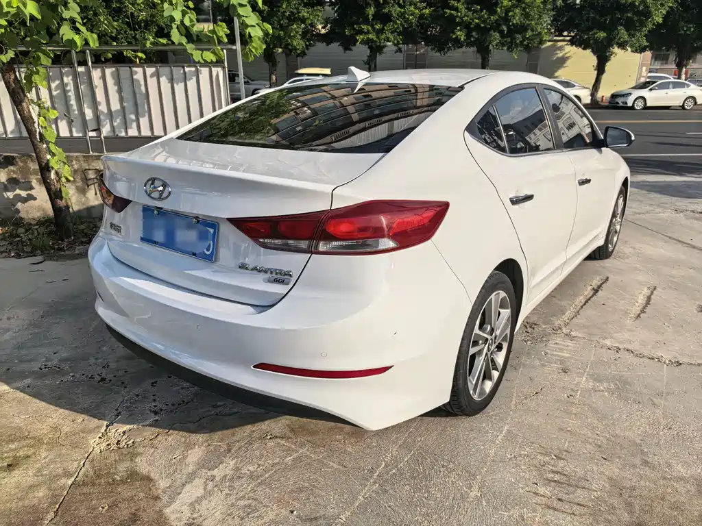 Hyundai Elantra 2019 — фото 12