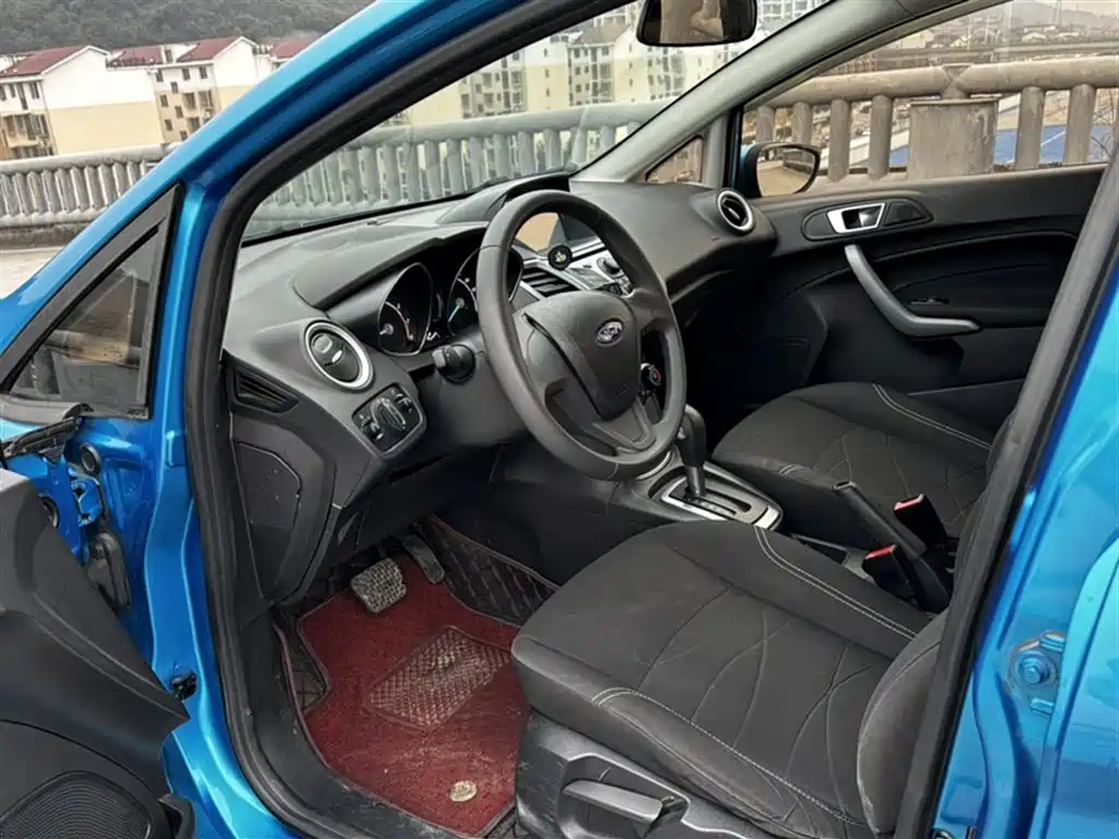 Ford Fiesta 2015 — фото 16