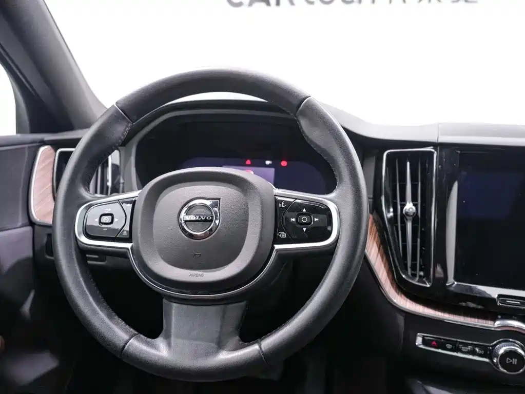 Volvo XC60 2021 — фото 15
