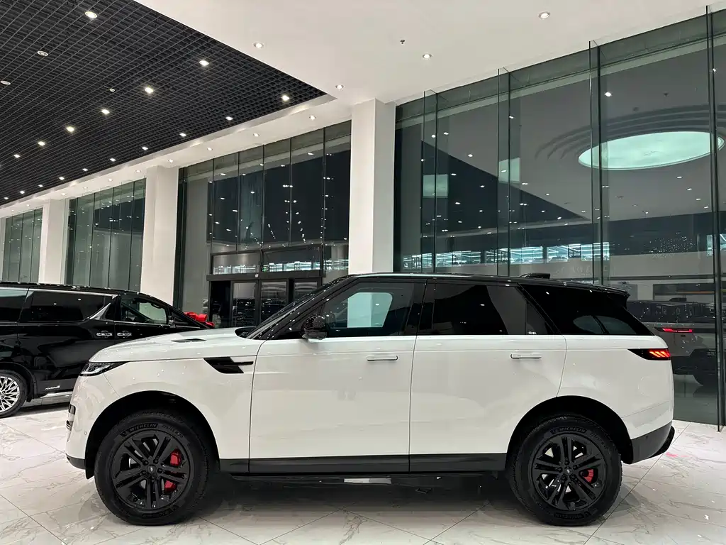 Land Rover Sport 2023 — фото 12