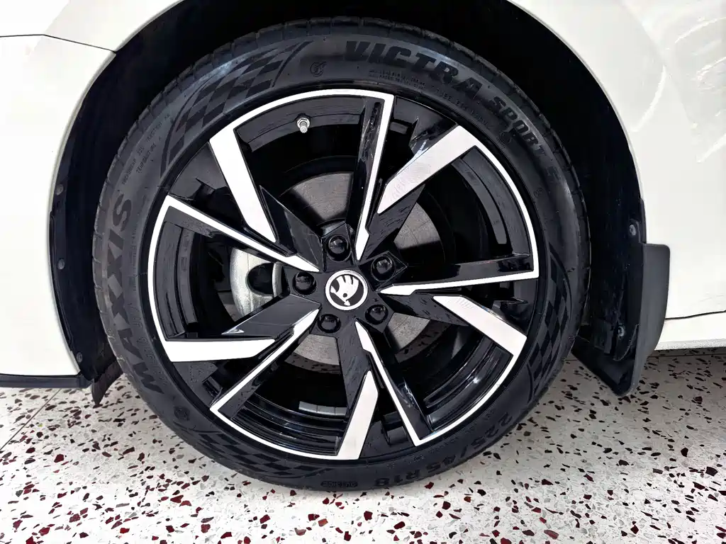 Skoda Octavia 2022 — фото 20