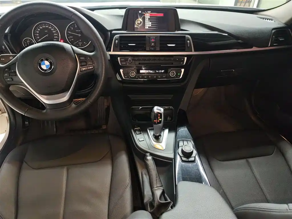 BMW 3 Series 2017 — фото 10