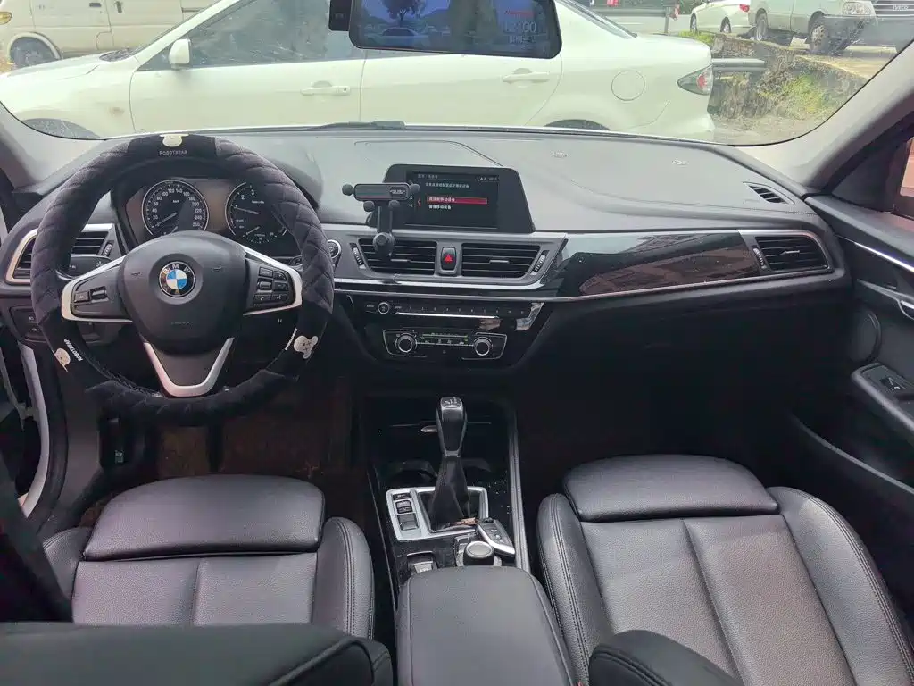 BMW 1 Series 2018 — фото 10