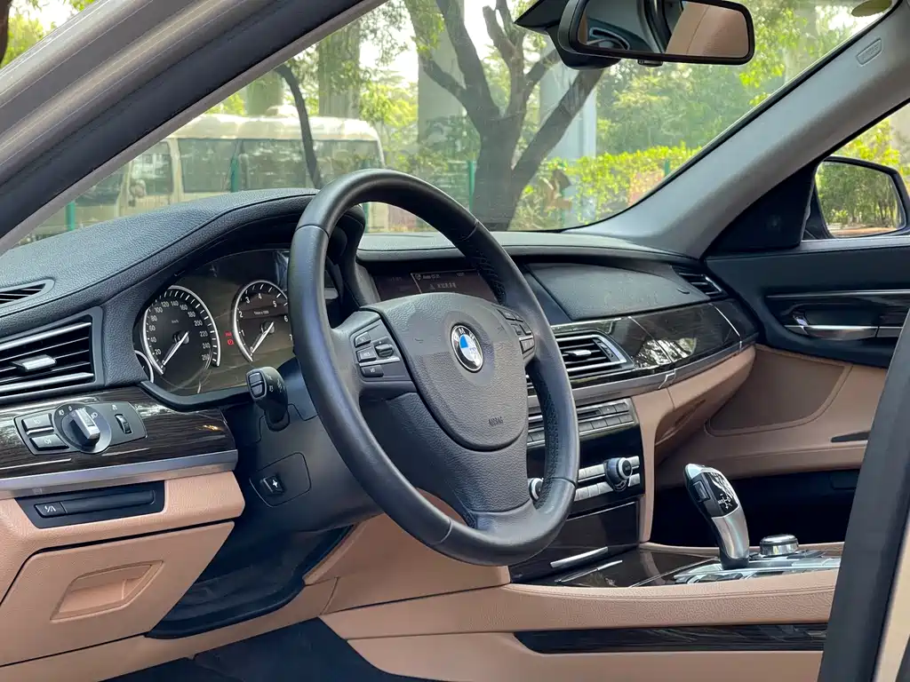 BMW 7 Series 2011 — фото 21
