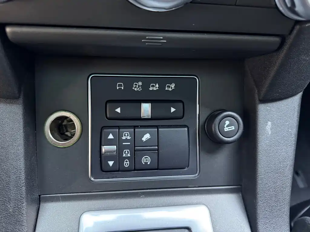 Land Rover Discovery 2015 — фото 11