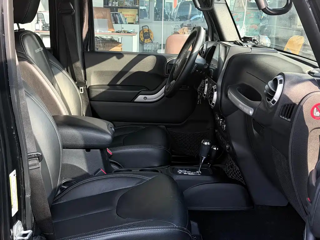 Jeep Wrangler 2017 — фото 12