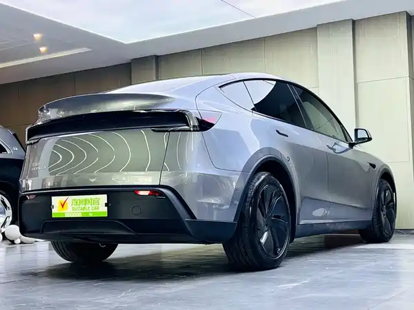 Tesla Model Y 2025