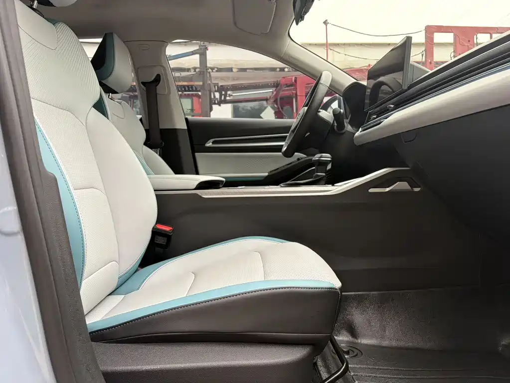 Geely Emgrand 2023