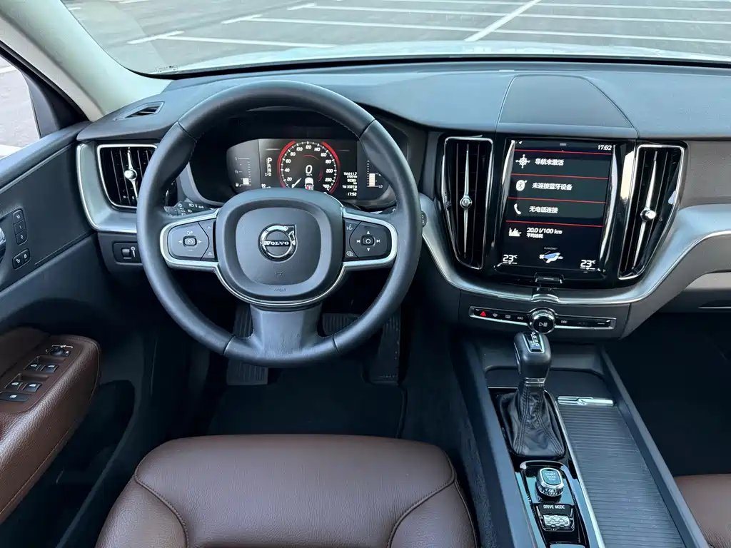 Volvo XC60 2018 — фото 12