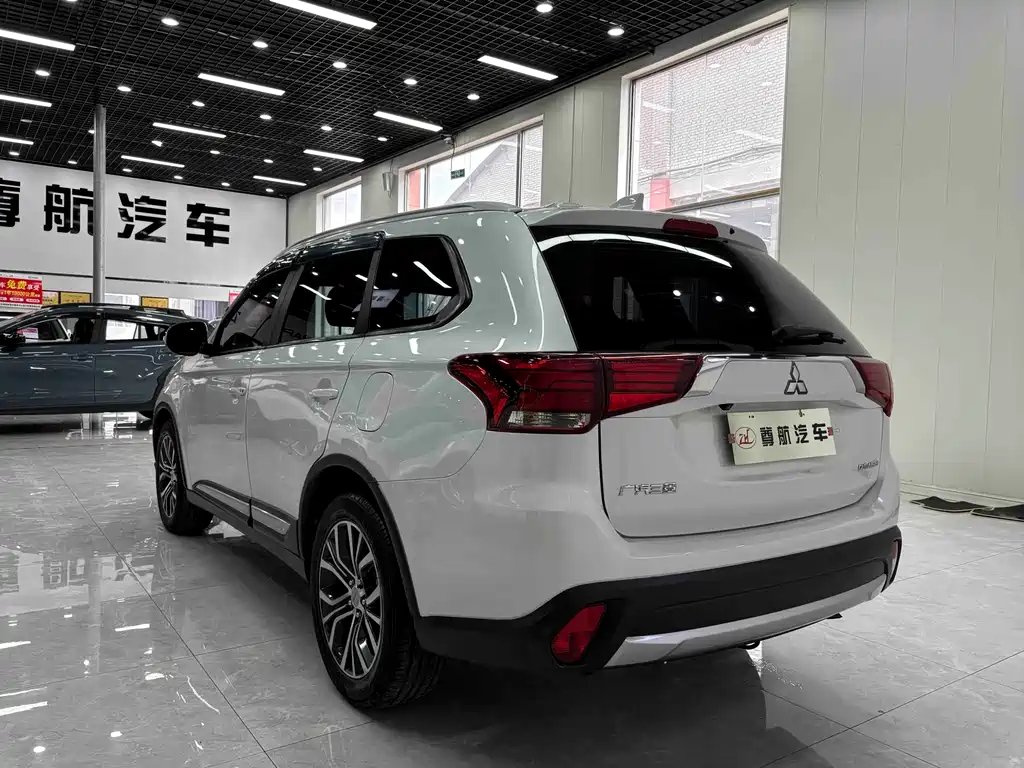 Mitsubishi Outlander 2017 — фото 5