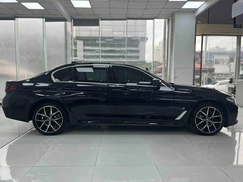 BMW 5 Series 2023 — фото 10